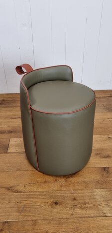 Voetenbank      stool in leerlook 