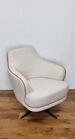 Moderne draaifauteuil gestoffeerd in teddystof met een rode bies