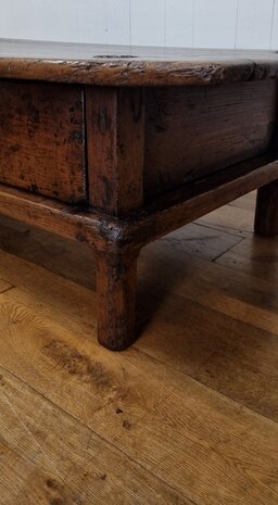 VERKOCHT VERKOCHT !    Antieke Spaanse salontafel     