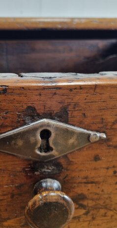 VERKOCHT VERKOCHT !    Antieke Spaanse salontafel     