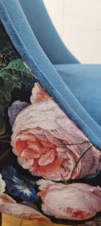 Eetkamerstoel met armleuning en strakke poot