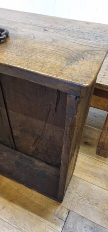 Antieke salontafel met laden