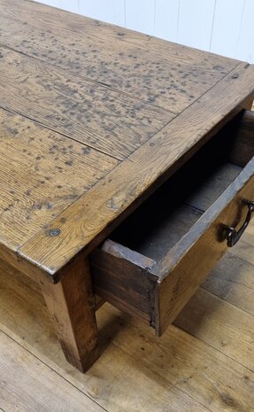 Antieke salontafel met laden
