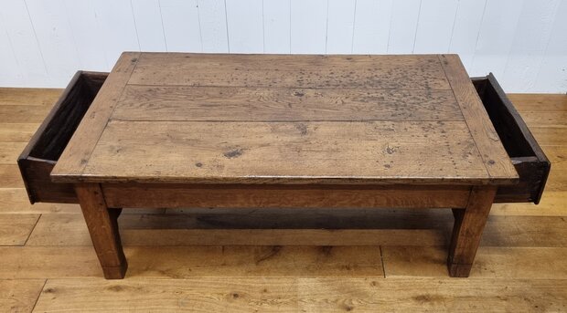 Antieke salontafel met laden