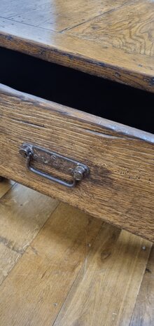 Antieke salontafel met laden