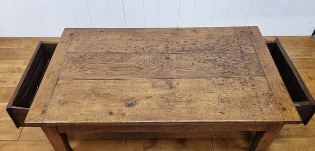 Antieke salontafel met laden