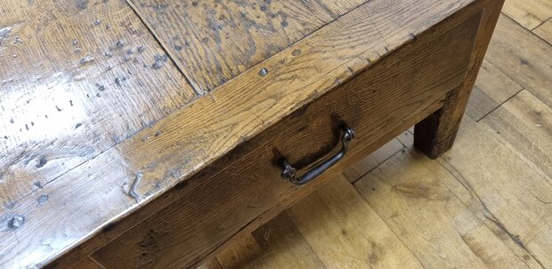 Antieke salontafel met laden