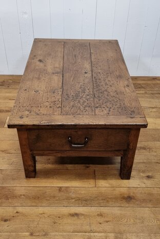 Antieke salontafel met laden