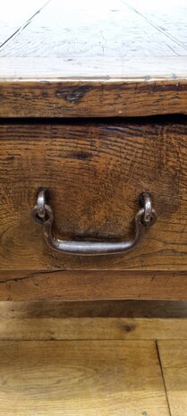 Antieke salontafel met laden