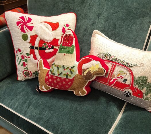 kerstkussen van teckel met kadootjes op de rug