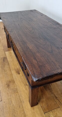 Antieke Spaanse salontafel van kastanjehout