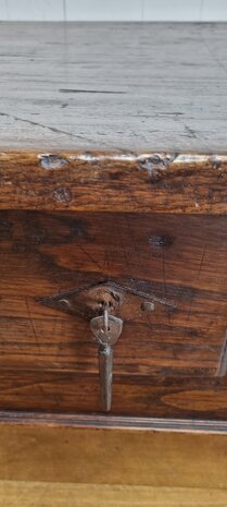 Antieke Spaanse salontafel van kastanjehout
