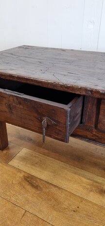 Antieke Spaanse salontafel van kastanjehout