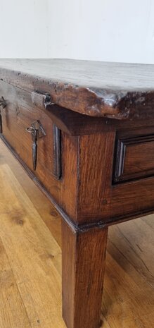 Antieke Spaanse salontafel van kastanjehout