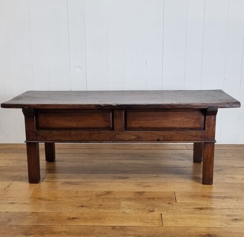 Antieke Spaanse salontafel van kastanjehout