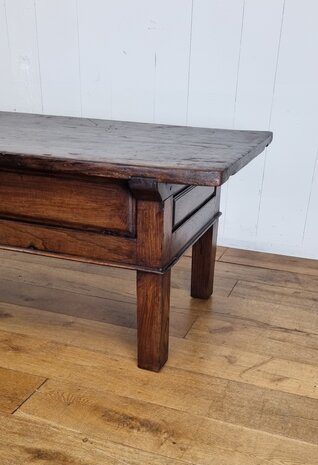 Antieke Spaanse salontafel van kastanjehout