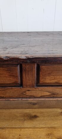 Antieke Spaanse salontafel van kastanjehout