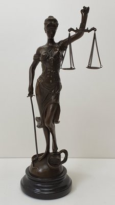 brons beeld van vrouwe justitia