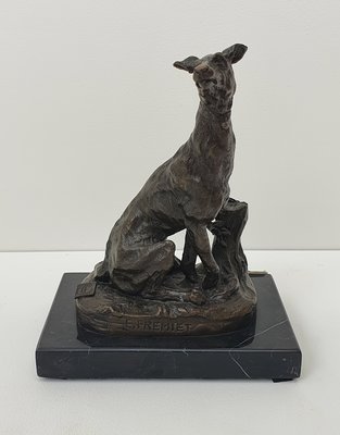 Brons beeldje van zittende greyhound hazewind hond