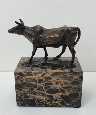 Bronzen beeldje van een koe staand op sokkel van natuursteen