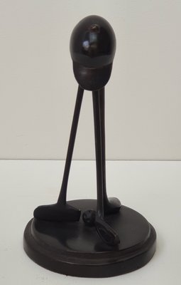 brons beeldje van golfsticks met cap