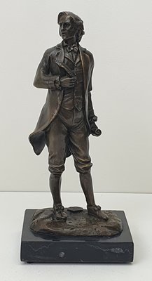 Brons beeldje van Mozart op natuursteen