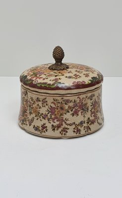 rond decoratief doosje van aardewerk met bloemmotief in roestbruin rood groen basis is roomwit craquelé met deksel