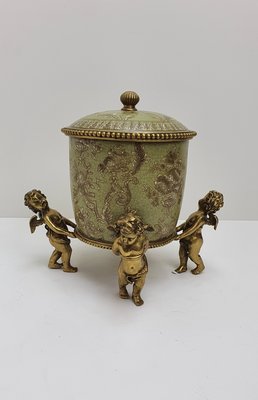 Aardewerk pot met messing parelrand langs deksel en messing knopje gedragen door 4 massief messing engeltjes