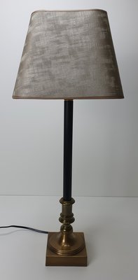 Tafellamp met vierkant gouden voet en zwarte buis inclusief zandkleurige lampenkap 4 kant met bolle kanten