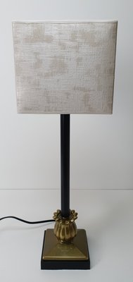 Tafellamp met vierkant messing tulp voet zwart vierkant en zwarte buis met room wit rechte vierkant kap