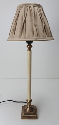 Tafellamp messing vierkant voet met roomwitte buis en linnenlook plooikap
