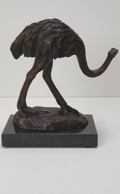 struisvogel van brons op marmer voet