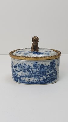 ovaal aardewerk doosje Delfts blauw met messing rand en hond detail