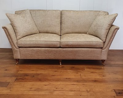 Engelse sofa met hoge strakke arm en messing wiel