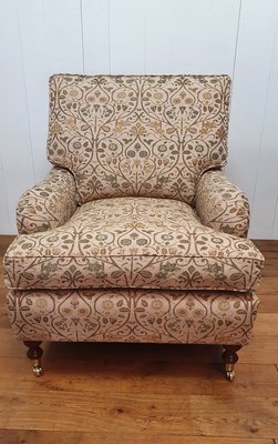 Klassieke Engelse fauteuil met wieltjes in Dickens meubelstof