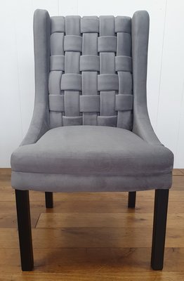 Luxe stoel met hoge gevlochten rug van stof in lichtblauwe kleur