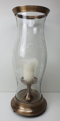 Groot windlicht van goudkleurige standaard met glas