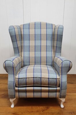 Wing chair in blauwe ruit