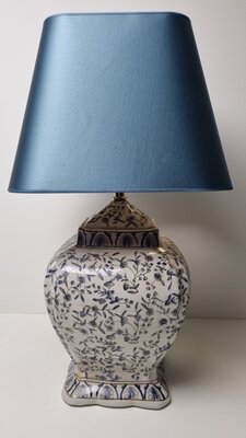 aardewerk lampvoet met blauwe tekening en blauwe kap