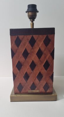 lampvoet van bruin leer met pastille detail en messing kleur afwerking