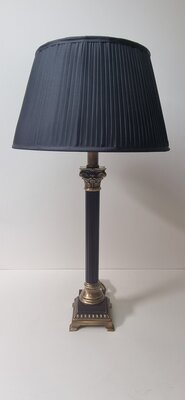 tafellamp empire stijl messingkleur details en zwarte rimpelkap
