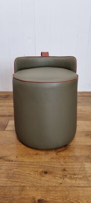 Voetenbank      stool in leerlook