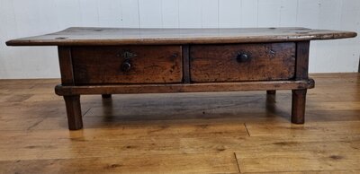 VERKOCHT VERKOCHT !    Antieke Spaanse salontafel