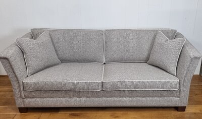bank Yolan 2½ sits