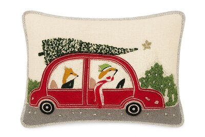 kerstkussen met rode auto en kerstboom op dak