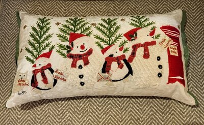 kerstkussen langwerping roomwit met sneeuwpop en pinguïns 60x35